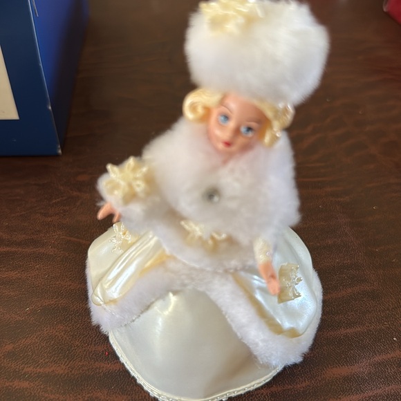 Retired 2002 Madame Alexander ornament - Picture 7 of 7